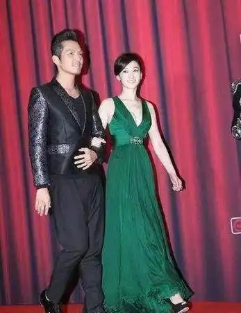 李小冉与钟汉良同框,前者肤白貌美很媚色,后者肤黑发逊胡子拉碴_形象